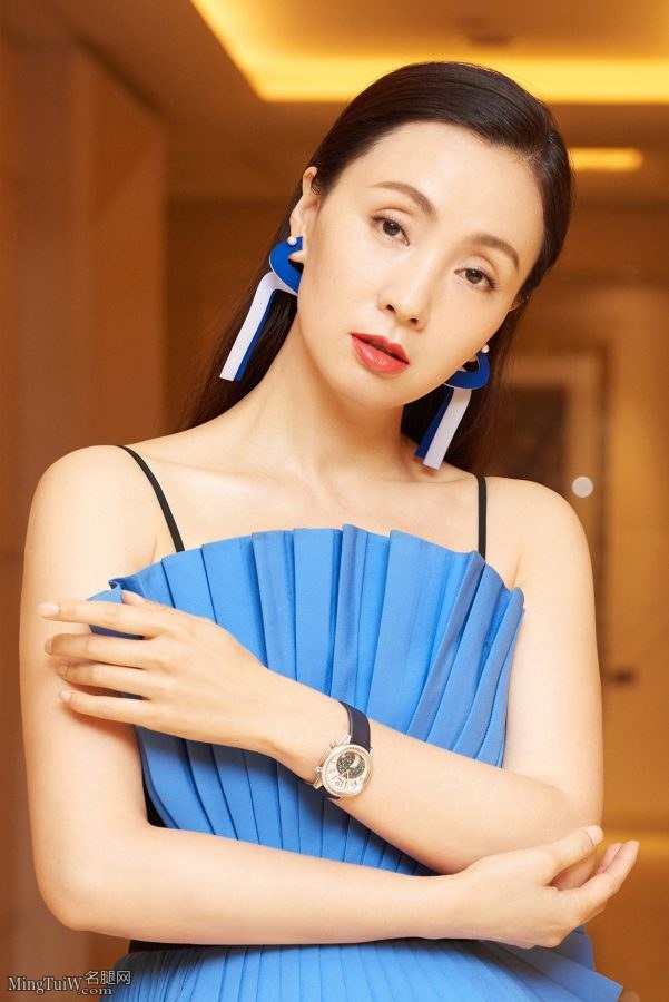 小陶虹穿吊带蓝裙脚踩蓝色凉高跟惊艳亮相(4/5)