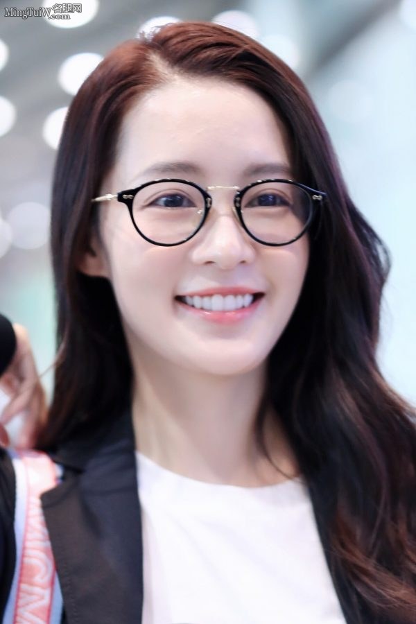 眼镜妹李沁穿牛仔短裙露白皙美腿外出好清甜(4/7)