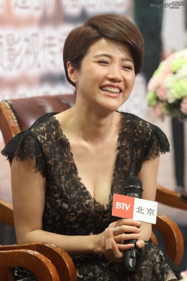 成熟的短发女演员颜丙燕脚上高跟鞋的鞋底好厚(8/8)