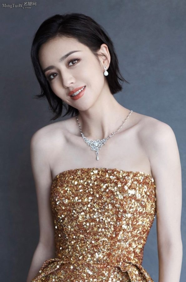 身材纤瘦的女星佟丽娅穿低胸裙露肩秀胸很有精神(3/10)