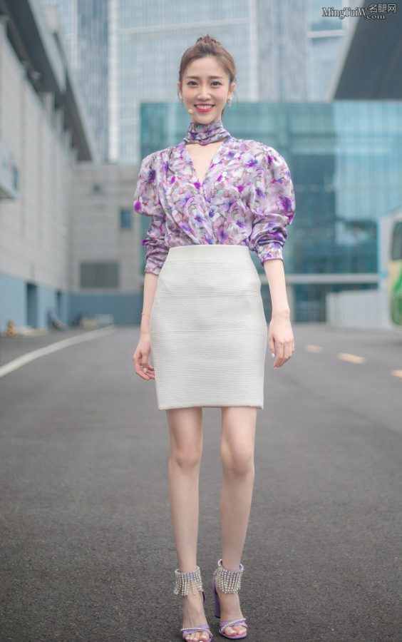 《新相亲大会》女主持人张纯烨人美腿更美(3/9)