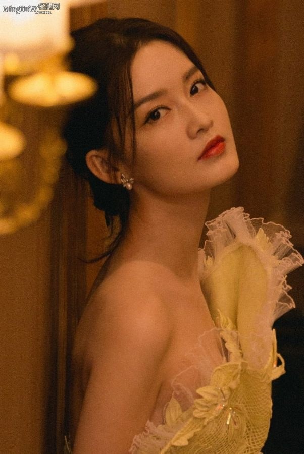 李沁身穿露背裙秀美腿 拍写真照片充满高级感(7/8)