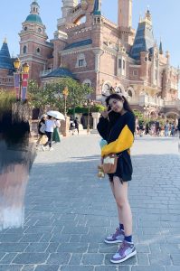 SNH48沈梦瑶迪士尼游玩照片白腿真好看