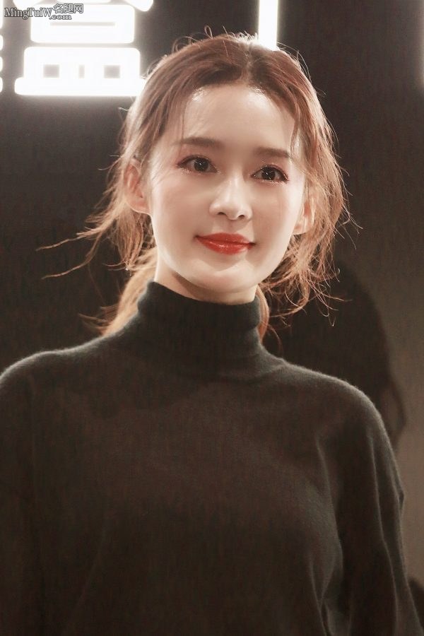 李沁脚踩性感尖头恨天高陪你冷酷到底(17/18)