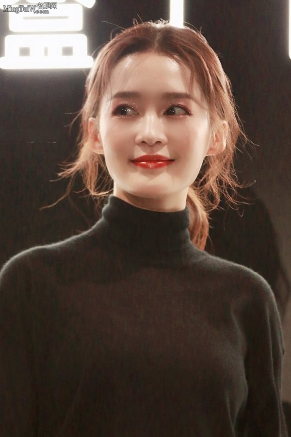 李沁脚踩性感尖头恨天高陪你冷酷到底(18/18)