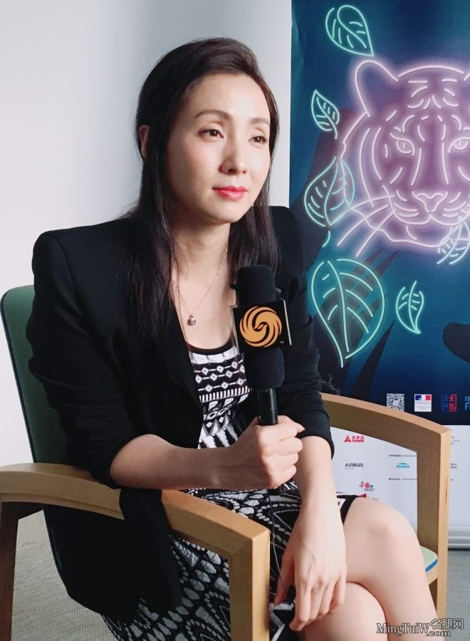 Mature female movie star Tao Hong wears pantyhose and stilettos with her legs crossed(2/4)