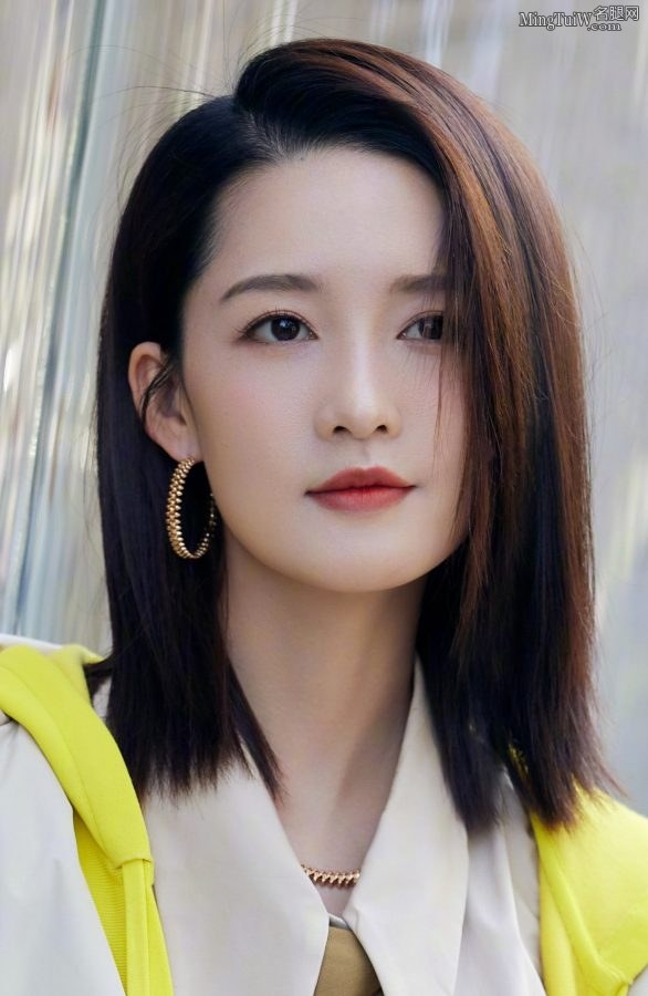 清秀的邻家女孩李沁脚踩透明带高跟鞋时尚写真(2/2)