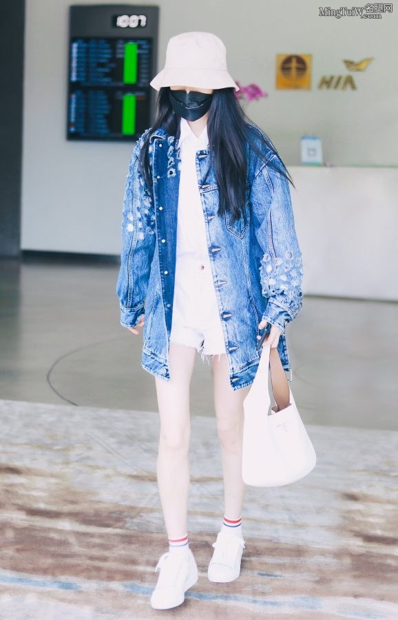 Yang Mi was wrapped very tightly when going out, but her slender white legs were still fully exposed.(8/18)