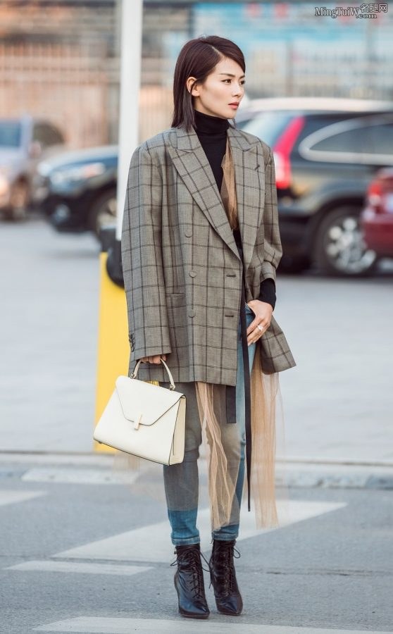 Liu Tao is full of aura in street photos wearing jeans, thin heels and short boots(2/2)