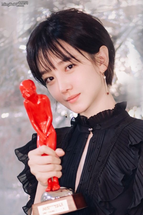陈小纭身穿小黑裙 细腿踩高跟鞋开心获奖(2/2)