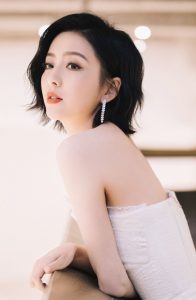 佟丽娅迷人的玉足涂绿色指甲油，这光滑的美背不拔俩火罐太浪费了