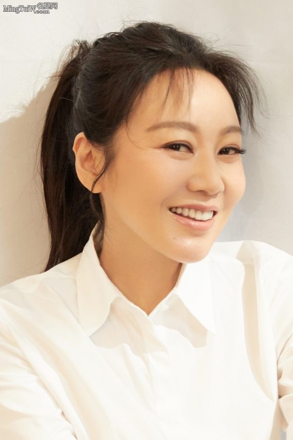 魅力女星闫妮美脚丫穿凉高跟拍写真(4/5)