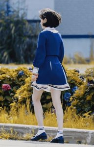许佳琪穿校服戴红领巾展示白皙玉腿