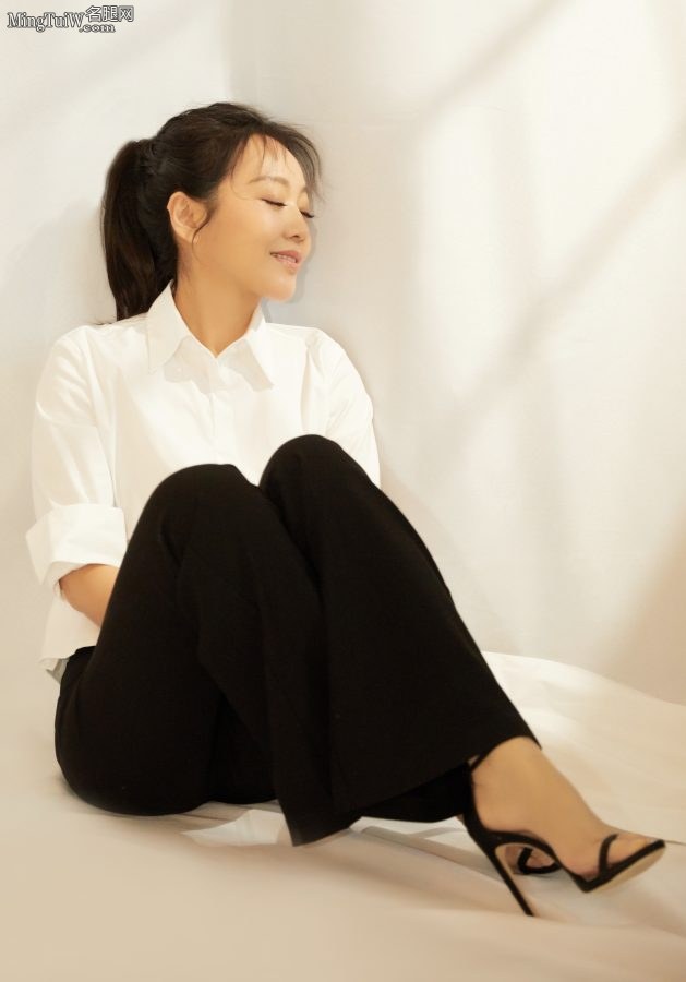 魅力女星闫妮美脚丫穿凉高跟拍写真(1/5)