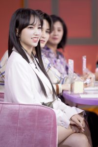 《我们恋爱吧》程潇长直发造型美腿长直
