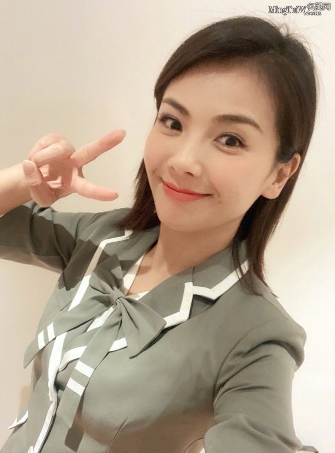 刘涛穿短裙学生服露美腿扮嫩(5/6)