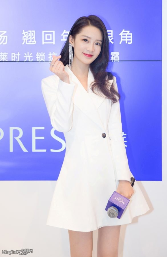 李沁脚穿Cesare Casadei高跟鞋质感写真 简直不能再好看了(11/12)