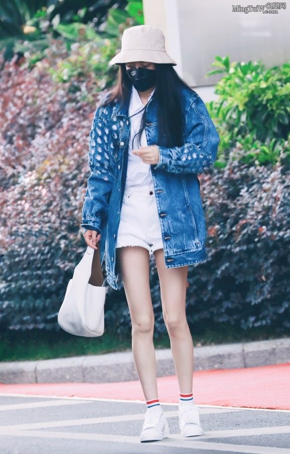 杨幂外出包裹的相当严实 但是她的纤细的白腿还是完全展露了(17/18)