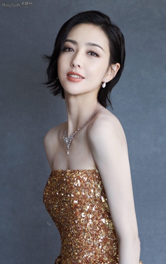 身材纤瘦的女星佟丽娅穿低胸裙露肩秀胸很有精神(2/10)