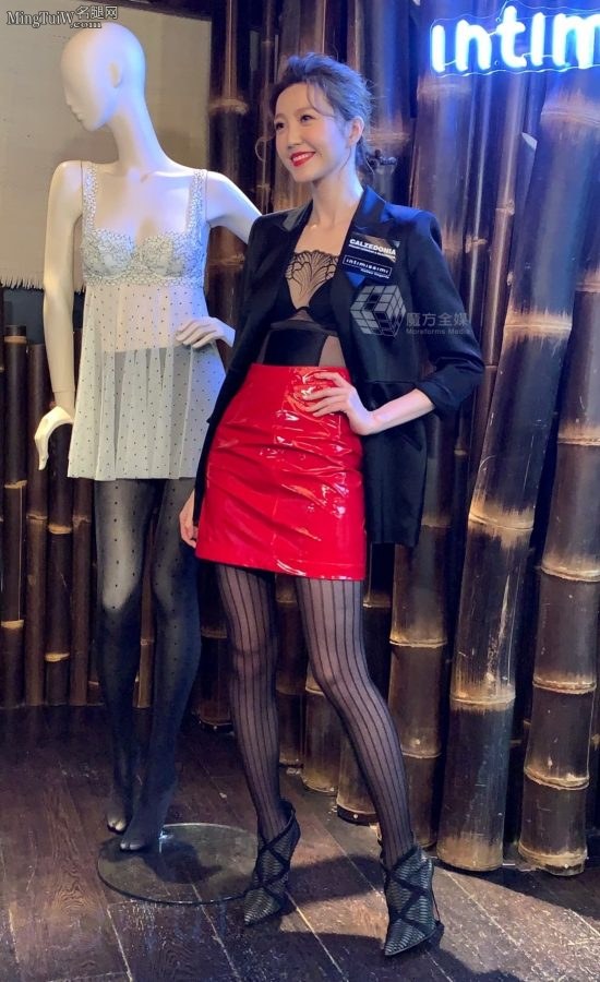 女歌手吴若希穿条纹黑色丝袜代言内衣(3/7)