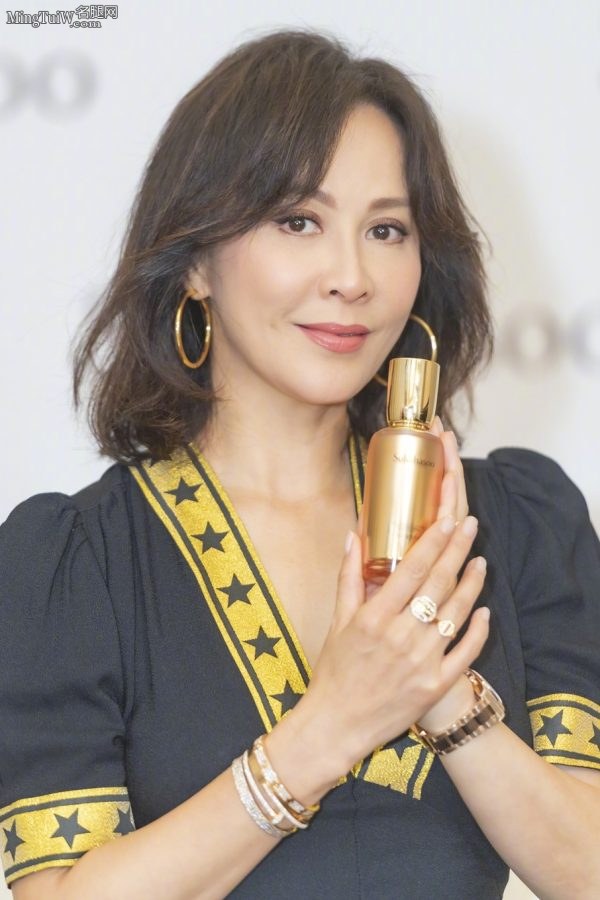 刘嘉玲深V秀沟脚穿防水台高跟鞋 50多岁身材依旧迷人(3/8)