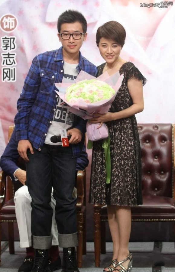 成熟的短发女演员颜丙燕脚上高跟鞋的鞋底好厚(4/8)