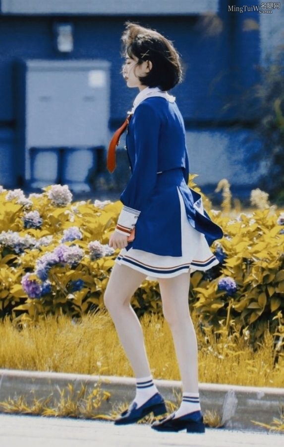 许佳琪穿校服戴红领巾展示白皙玉腿(8/10)