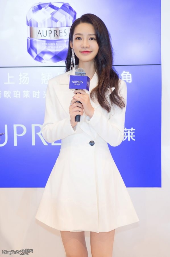 李沁脚穿Cesare Casadei高跟鞋质感写真 简直不能再好看了(10/12)