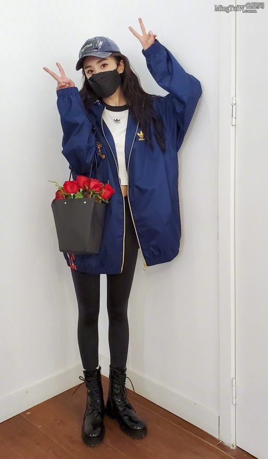 杨幂腿上穿的着这种打底裤感觉就像连裤丝袜一样(2/2)