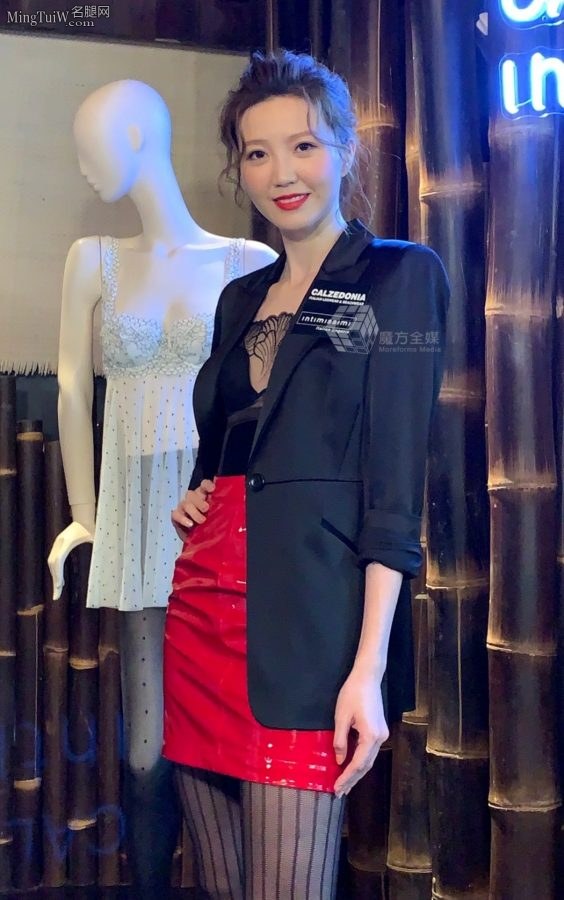 女歌手吴若希穿条纹黑色丝袜代言内衣(6/7)