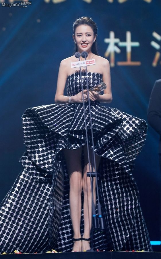 Tong Liya attended Toutiao Annual Ceremony with her shiny legs wearing designer high heels(6/7)