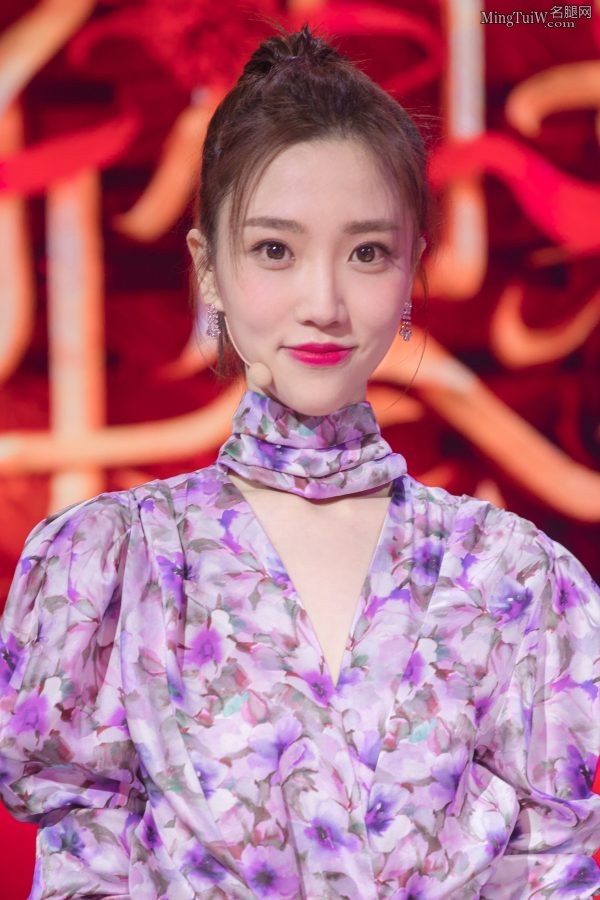 《新相亲大会》女主持人张纯烨人美腿更美(8/9)