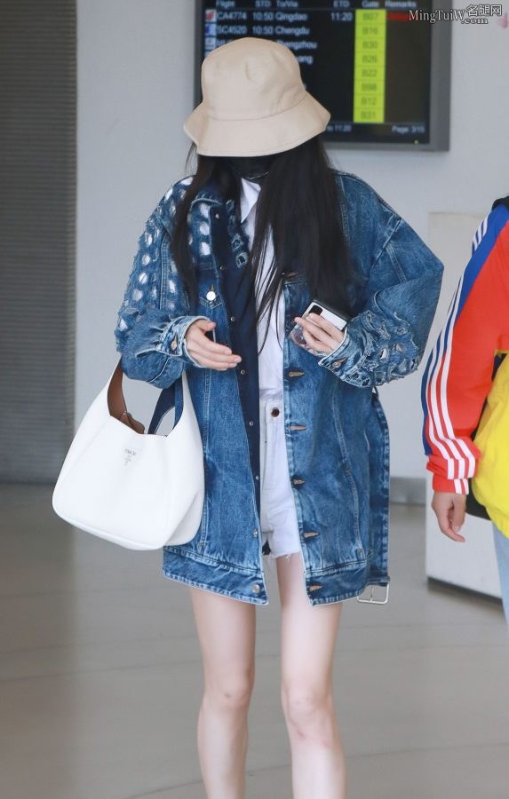 杨幂外出包裹的相当严实 但是她的纤细的白腿还是完全展露了(6/18)