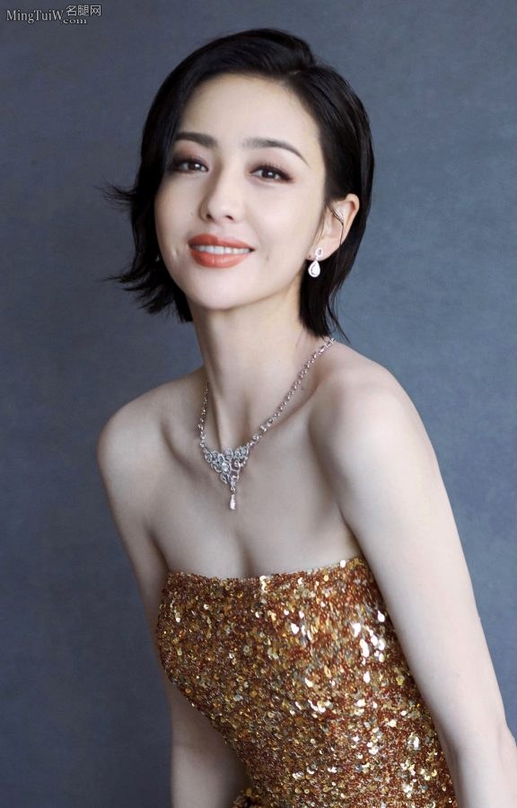 身材纤瘦的女星佟丽娅穿低胸裙露肩秀胸很有精神(1/10)