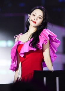 伊能静姐姐扮相艳丽 跳钢管舞大秀美腿
