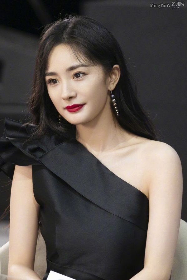 杨幂脚穿性感JC高跟出席第十代索纳塔发布会 上场前坐在沙发里夹腿拍照(7/14)