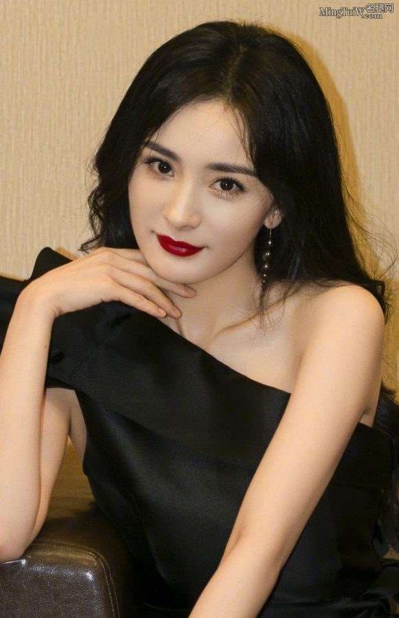 杨幂脚穿性感JC高跟出席第十代索纳塔发布会 上场前坐在沙发里夹腿拍照(3/14)