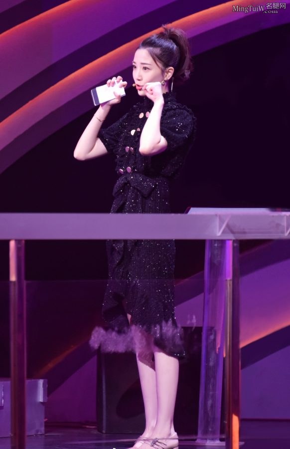 Photos of Zhang Chunye's legs when hosting the show(2/3)
