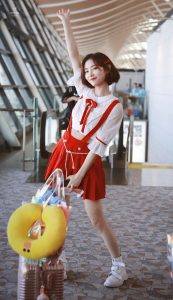 小姐姐许佳琪造型甜美现身机场真是一个小腰精