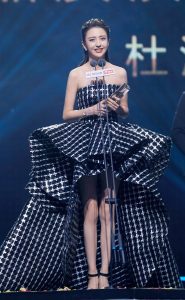 佟丽娅出席今日头条年度盛典 闪亮美腿踩名牌高跟鞋
