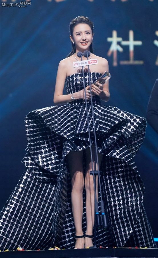 Tong Liya attended Toutiao Annual Ceremony with her shiny legs wearing designer high heels(7/7)