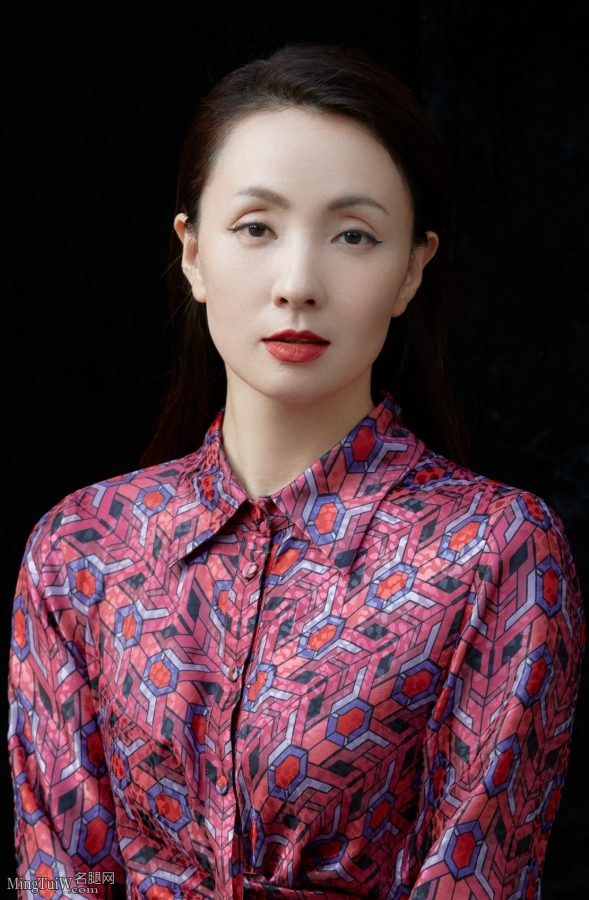 高贵温润的女子陶虹穿旗袍翘腿坐姿(2/5)