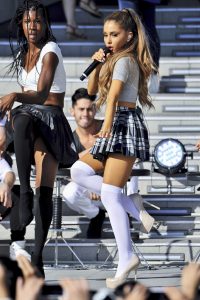 Ariana Grande穿学生制服超短裙高跟筒袜热舞露安全裤（第2张/共12张）