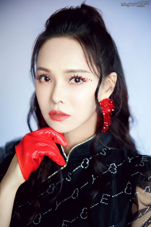 伊能静穿黑纱旗袍内的美腿(4/6)