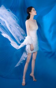 充满仙气的女明星李沁拍写真展示她骨感的美腿（第2张/共8张）