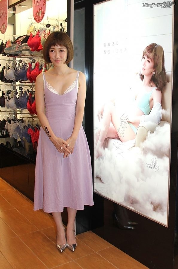 李维维穿低胸紫裙踩高跟鞋代言内衣品牌（第14张/共14张）