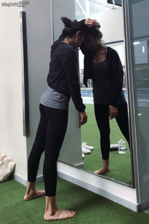 美女主播伊一健身房里穿紧身裤光脚丫(2/2)