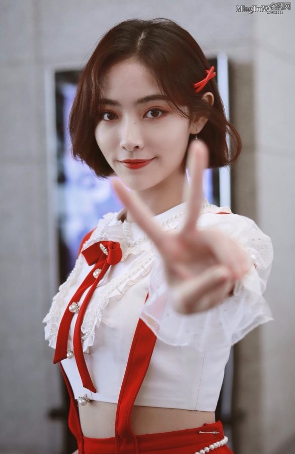 小姐姐许佳琪造型甜美现身机场真是一个小腰精(2/9)