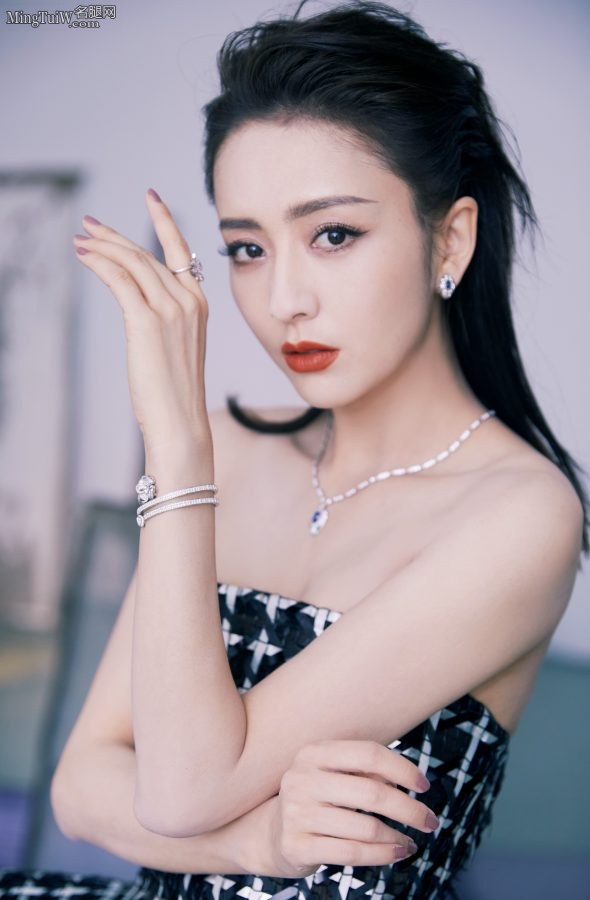 佟丽娅出席今日头条年度盛典 闪亮美腿踩名牌高跟鞋(4/7)