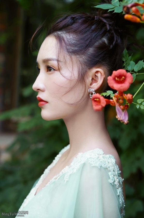 清秀的美女李沁一袭露背绿裙 脚穿露趾厚底高跟鞋(5/5)
